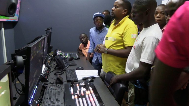 Visite des étudiants de la Section Génie Electronique à la Radio Télévision Buntu