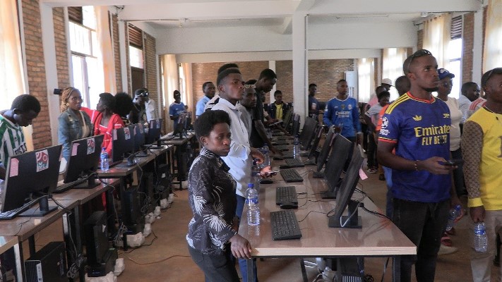 Visite de terrain à Karuzi : les étudiants en Génie Informatique de l’ENS découvrent le CEFORE de Rusi